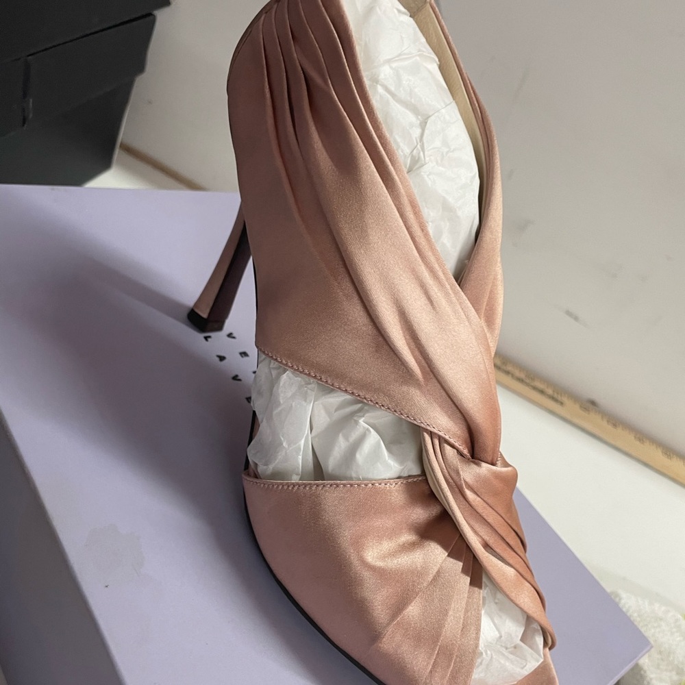 Vera Wang Della Silk Latte 8